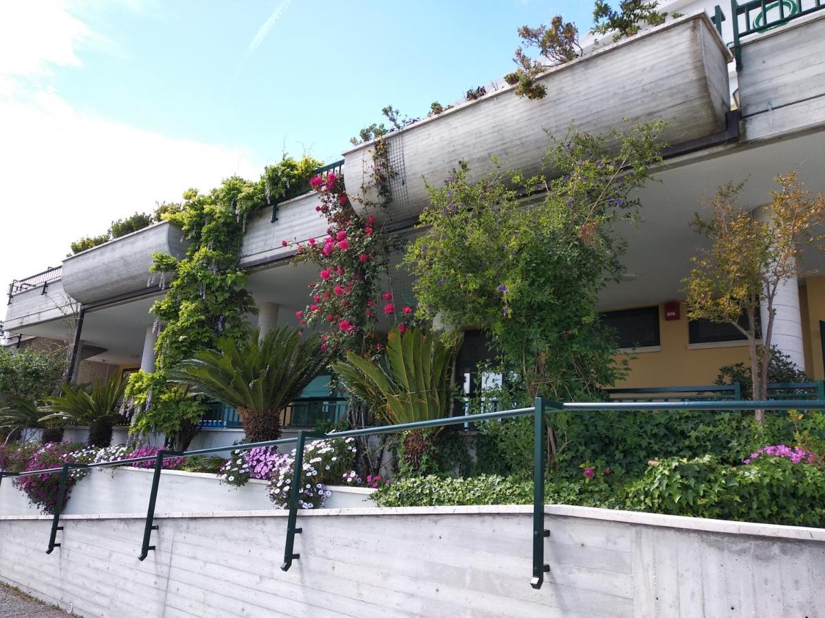 Hotel Ristorante Il Grillo Acquaviva Picena Exterior foto