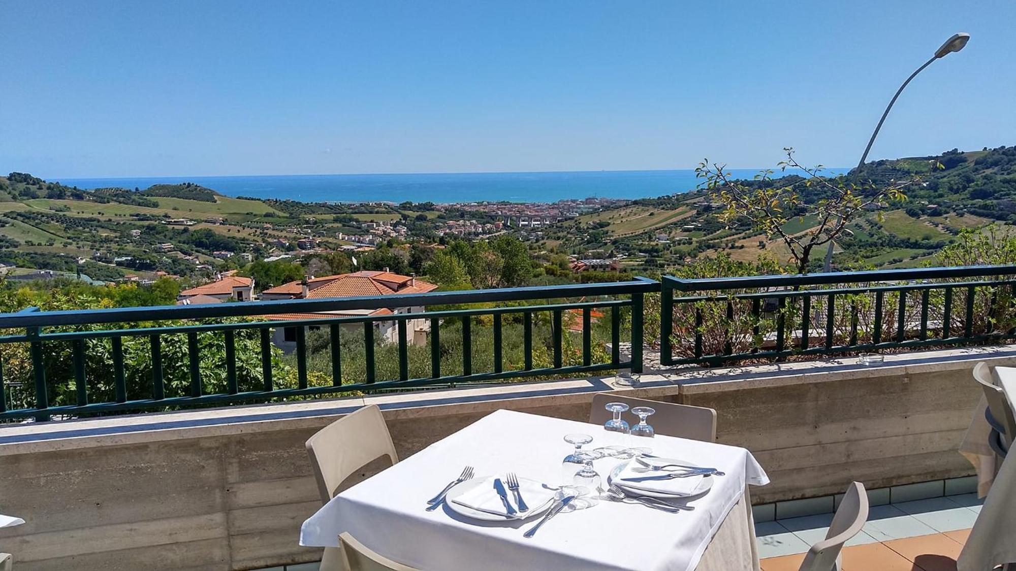 Hotel Ristorante Il Grillo Acquaviva Picena Exterior foto